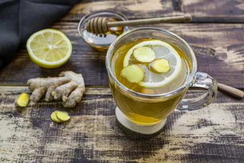 Alimentos para recuperarnos de la influenza A: sopa y té Aunque no tengamos apetito, es muy importante estar atentas a la ingesta de líquidos, proteínas, carbohidratos, vitaminas y minerales.