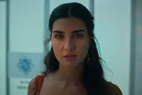 Las mejores 7 películas, series y documentales que estrenan en Netflix durante julio Tuba Büyüküstün como Ada en Mi otra yo.