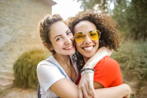 Test de personalidad: elegí uno de los caminos y descubrí cómo te ven las personas Dos mujeres abrazándose.