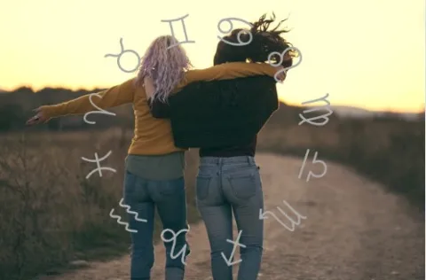 Día del amigo: estos son los signos con los que tenés más compatibilidad para la amistad Amigas caminando juntas abrazadas.