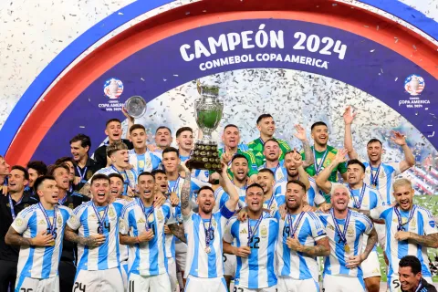 Argentina vs. España: cuándo se juega la Finalissima entre los ganadores de la Copa América y la Eurocopa Fotografía de la Selección Argentina festejando el triunfo en la CONMEBOL Copa América.