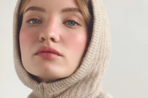 Belleza en invierno: estos son los mejores productos y tratamientos para cuidar tu piel Mujer con pasamontañas de lana.