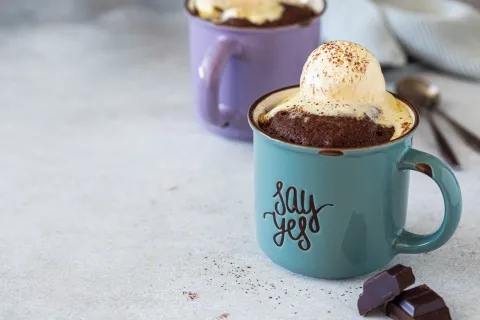 Brownie en taza sin azúcar: un desayuno saludable y rico en 2 minutos Brownie en taza sin azúcar, un desayuno saludable en minutos.