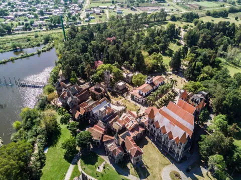 Vacaciones de invierno: los mejores lugares para visitar cerca de Buenos Aires Campanópolis, una aldea medieval inspirada en el sur de Italia.