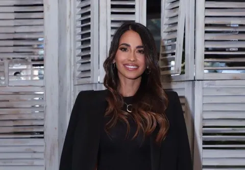Antonela Roccuzzo marca tendencia con el mejor y más elegante look sastrero Antonela Roccuzzo en un evento.
