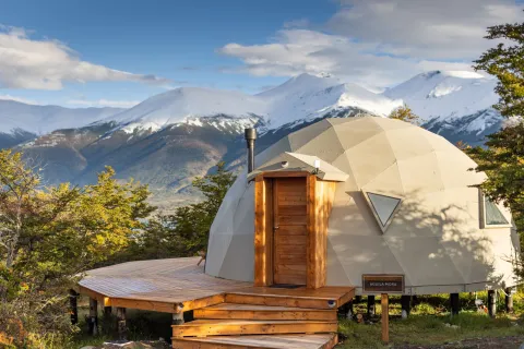Dormir frente al glaciar Perito Moreno: la experiencia en un campamento de lujo junto al lago Son seis domos geodésicos los que conforman el campamento