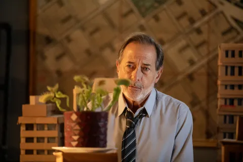 El Encargado: la temporada 3 de la serie de Francella ya reveló un adelanto de lo que se viene Guillermo Francella en "El Encargado"