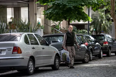 Guillermo Francella en el edificio de la temporada 3 de El Encargado.