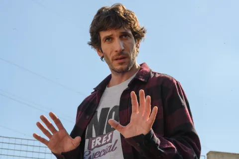 Las 10 mejores series de Netflix para maratonear el fin de semana Quim Gutiérrez como Javier en "El Vecino".