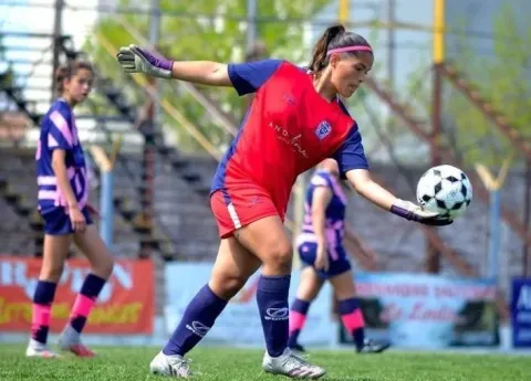 Historia viral que emociona: ¿quién es la jugadora que fue preseleccionada para la Selección Sub 20? Emilse Jonas, arquera de Banfield.