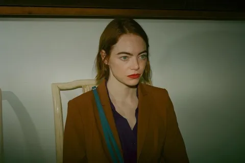 Estrenos de agosto: estas son las películas imperdibles para ver en cine y en streaming Emma Stone en la película Tipos de Gentileza (Kinds of Kindness).