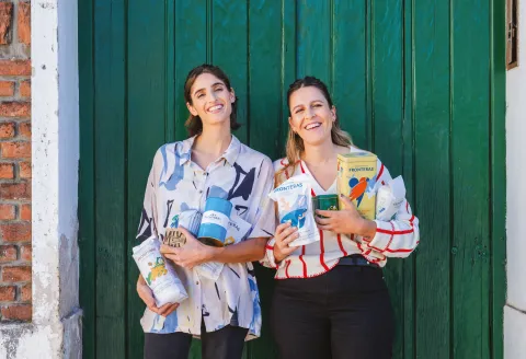 Un amor sin Fronteras: la historia de dos amigas que crearon juntas una marca de yerba y se enamoraron Julieta y Lucía emprendieron como socias y hoy también son pareja.