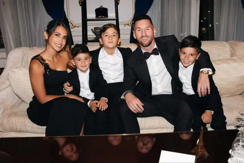 Claves de crianza positiva de Lucas Raspall, el psiquiatra que siguen Lionel Messi y Antonela Roccuzzo Antonela Roccuzzo hace un tiempo recomendó uno de los libros de crianza del psiquiatra rosarino