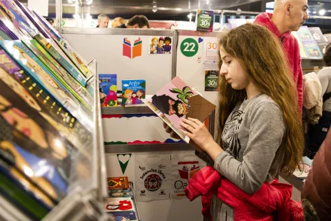 Vacaciones de invierno: está la Feria del Libro Infantil y Juvenil Una niña en la Feria del Libro Infantil y Juvenil en el CCK.
