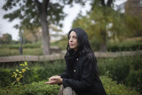 Mónica Ojeda, sobre "Chamanes eléctricos en la fiesta del sol": un viaje de dos amigas que encuentran en la música un refugio a la violencia Mónica Ojeda, escritora, entre otros libros de Chamanes eléctricos en la fiesta del sol.