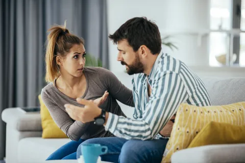 Discusiones de pareja constantes: claves para abrir un diálogo sano Parejas que discuten: claves para mejorar el diálogo.