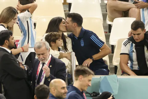 La historia de amor de Lionel Scaloni y su mujer Elisa Montero Foto de Lionel Scaloni y su mujer Elisa Montero en Qatar.