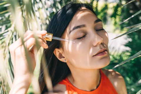 Bakuchiol, el aliado de la piel sensible: qué es y por qué es la alternativa natural al retinol Mujer colocándose un sérum.