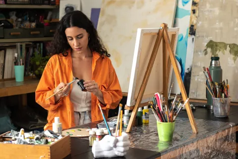 Test de personalidad: elegí un color y descubrí cuál es tu nivel de creatividad Mujer pintando un cuadro.