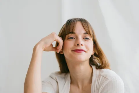 Test de personalidad: elegí uno de los ojos y descubrí un secreto sobre tu personalidad Mujer sonriendo a cámara.