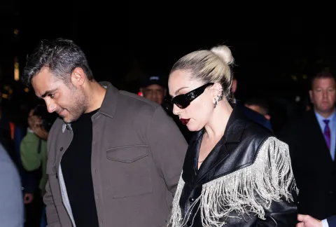Lady Gaga anunció su compromiso en París: quién es y a qué se dedica Michael Polansky Lady Gaga y su prometido, Michael Polansky.