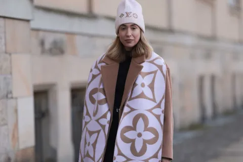 Guía de estilo: los mejores looks con maxi bufandas para los días más fríos del invierno Con vestidos, faldas, jeans o pantalones de vestir, las bufandas son el accesorio ideal para afrontar al alto invierno y aportarle a tu estilismo ese toque diferencial