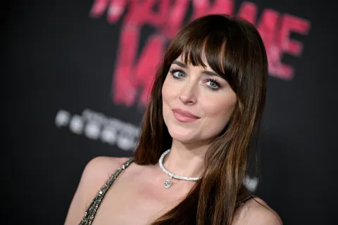 Moño recogido y mechones largos: la tendencia con la que Dakota Johnson impone estilo Fotografía de Dakota Johnson en la premiere de Madame Web.