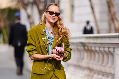 Alerta tendencia de moda: ¿qué color está reemplazando al rojo? Lo cierto es que es el tono del momento y así lo plantean las pasarelas internacionales que ya lo presentaron entre sus colecciones en todo tipo de versiones