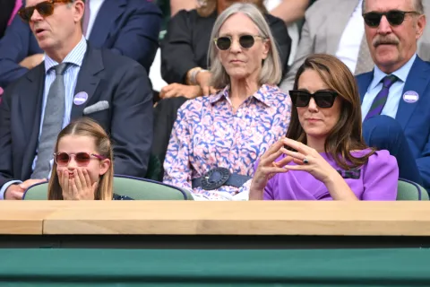 Kate Middleton reapareció en Wimbledon: su look, el lenguaje corporal y un detalle revelador Kate Middleton en Wimbledon con un vestido violeta