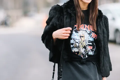 Alerta tendencia: así se usan las remeras de bandas de rock en looks de streetstyle Un look con remera de banda de rock.