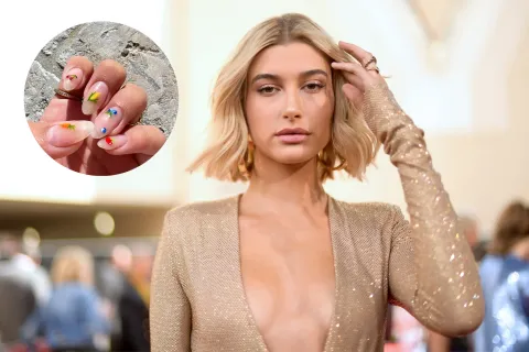 Diseños de uñas silvestres: el nail art con frutas y bichos que impone Hailey Bieber Hailey Bieber