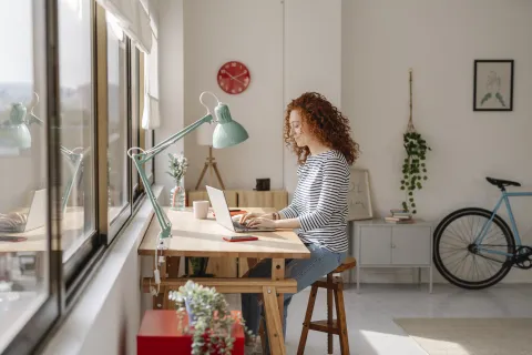 Ideas simples para armar tu home office Es muy importante tener presente la altura en la que será ubicado el escritorio: debe permitir una postura cómoda y saludable.