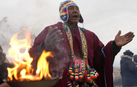 Día de la Pachamama: qué es, qué significa y cómo celebrarlo El líder espiritual José Mamani quema ofrendas en honor de la Pachamama, o Madre Tierra, antes de recibir los primeros rayos de sol del día como parte de un ritual por el Año Nuevo Andino en el cerro Turriturrini a las afueras de Huarina, Bolivia, el viernes 21 de junio de June 21, 2024. Comunidades indígenas aymaras celebran el año nuevo 5.532 o el "Willka Kuti" que significa "Regreso del Sol" en aymara. (AP Foto/Juan Karita)