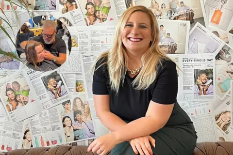 El radical cambio de look de Karonchi en la peluquería más viral de España El cambio de look de Karonchi en España.