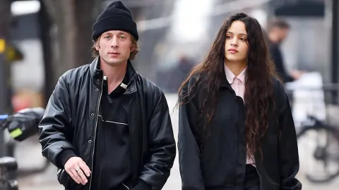 Jeremy Allen White y Rosalía siguen juntos: estas son las fotos que lo confirman, con un detalle revelador Jeremy Allen White y Rosalía, caminando juntos por las calles.