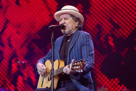 Joaquín Sabina y su gira despedida "Hola y adiós": los precios de las entradas y cuándo salen a la venta Fotografía de Joaquín Sabina en un concierto en Madrid.