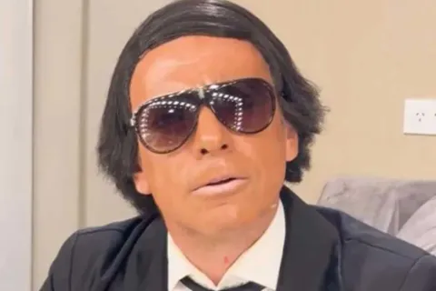 Julio Iglesias se cansó de ser meme: Martín Bossi imitó al cantante y las redes estallaron Martín Bossi interpretando a Julio Iglesias
