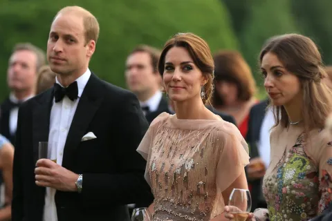 Filtraron nuevos detalles de la supuesta infidelidad del príncipe Guillermo a Kate Middleton La información que se dio a conocer en los últimos días tiene que ver con la juventud de ambos príncipes y su relación antes de casarse. Según los datos que aportó el experto, William no se habría comportado como un caballero con Kate en el pasado