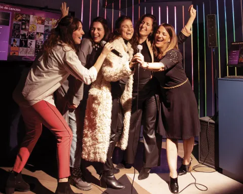 Día del Amigo: los mejores lugares para comer con amigas Kōnā Corner + Karaoke, un lindo plan de amigas.