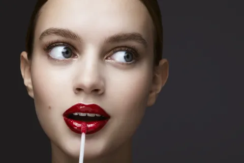 Día Internacional del Labial: estos son nuestros 10 labiales rojos favoritos Mujer con labios rojos.