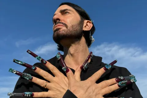 Marc Jacobs se impone como nail influencer con diseños de uñas XXL maximalistas Marc Jacobs