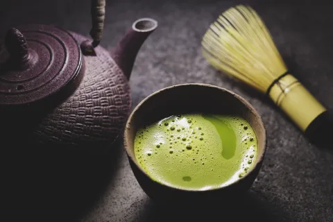 Estos son los beneficios del té de matcha El matcha contiene L-teanina, que promueve la relajación y mejora el estado de alerta sin causar somnolencia, ideal para mantenerte enfocada