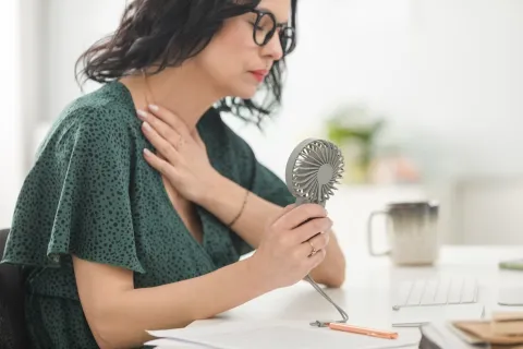 Tratamientos hormonales en la menopausia: ¿sí o no? Los sofocos son uno de los síntomas que puede paliar un tratamiento hormonal.