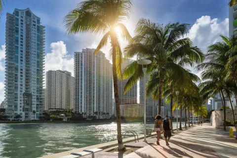 Miami, sede de la final de la Copa América: los mejores lugares para conocer la ciudad Centro de Miami, gente caminando a lo largo del río Miami.