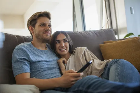 ¿Cuánto cuesta Netflix en Argentina este mes? Netflix: dos personas mirando streaming.