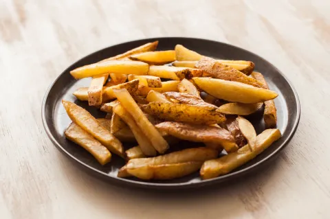 ¿Es saludable cocinar con la freidora de aire? La respuesta de un médico de Harvard Papas no fritas crocantes, una cocción en la freidora de aire.