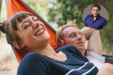 Gabriel Rolón: “El amor no es un lugar cómodo” Una pareja en una hamaca.