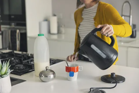 Cómo limpiar la pava eléctrica: el truco definitivo Con agua y vinagre podés limpiarla y dejarla como nueva.