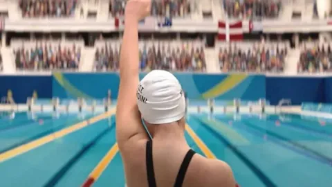 Juegos Olímpicos París 2024: 7 grandes películas deportivas para entrar en el mood sporty Fotograma de "Las Nadadoras", en Netflix.