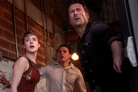 Glen Powell, la estrella del momento, en Tornados: todo sobre el estreno de la esperada película Escena de Glen Powell, Daisy Edgar-Jones y Anthony Ramos en Tornados.